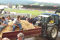 Ffermwr ar dractor yn y Royal Welsh