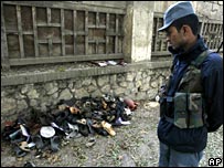 پلیس افغان در محل انفجار در بغلان