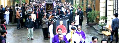 Lễ tẩm liệm Cố Hồng y Phạm Đình Tụng 23/02/09-hình từ trang của Tòa Tổng Giám mục HN