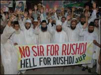 سلمان رشدی کو خطاب دینے کےخلاف مظاہرے