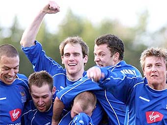 05/01/2008: Chasetown 1-3 Caerdydd - Chwaraewyr Chasetown yn dathlu wedi iddynt fynd ar y blaen yn y drydedd rownd