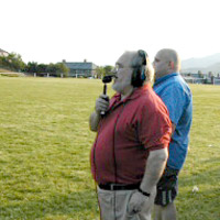 Idris Charles yn sylwebu ar gêm bêl-droed Lleisiau