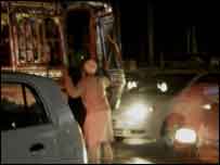 ایک بڑا مسئلہ یہ بتایا جاتا ہے کہ منی بسیں اور بسیں مسافروں کو اٹھانے کے لیے جہاں مسافر ہاتھ دیتا ہے گاڑی روک دیتے ہیں