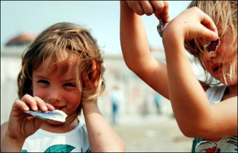 Niamh and Klara hold bits of the Berlin Wall