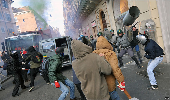 Italian youths clash with police in Rome, 14 Dec 10