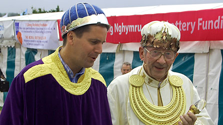 Ceri Wyn Jones a'r Archdderwydd Selwyn Iolen yn dilyn y coroni yn Y Bala