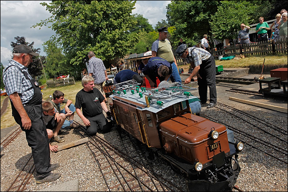 Люди катаются на игрушечном паровозе