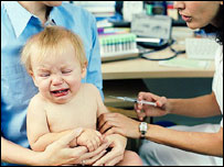 Bebê recebe injeção