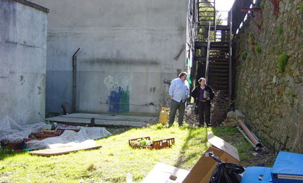 Eddie Kerr shows Deirdre Donnelly around the courtyard.
