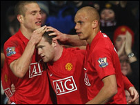 鲁尼进球后和队友庆祝