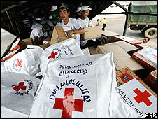 Hàng cứu trợ về tới Yangon