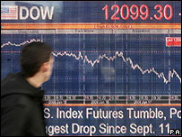 Homem passa em frente a painel do mercado de ações de Londres