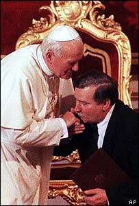 Đức Giáo hoàng và ông Lech Walesa, cựu lãnh tụ Công đoàn Đoàn kết, sau làm tổng thống Balan