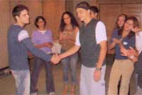 Pobl ifainc y ddwy gymuned yn cwrdd ar <i loading=