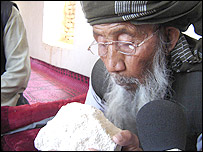 عبدالرزاق در حال خوردن سنگ