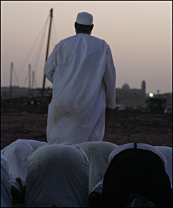 ملوانان قبل از مسابقه به نماز ایستاده اند