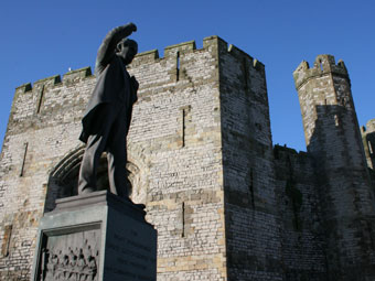 Cerflun Lloyd George yn sgwar Caernarfon