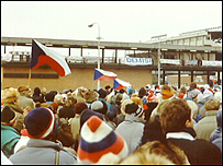 Revoluce, zdroj fota: http://www.joewein.de/praha89.html