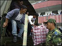 Moradores de áreas de risco em Xangai são levado a abrigo em escola