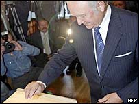 Арнольд Рюйтель голосує на референдумі про вступ Естонії до ЄС