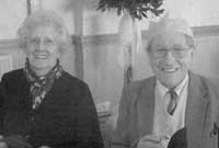 Joyce Thomas ac Emrys Wyn Evans yn mwynhau'r cinio