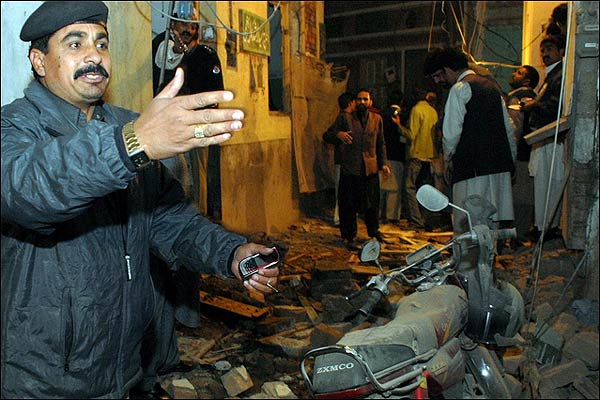 پشاور امام بارگاہ میں دھماکہ