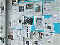 Cartazes com fotos de desaparecidos na prefeitura de Phuket