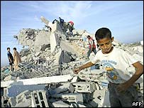 इसराइली हमले में ध्वस्त इमारतों का मलबा