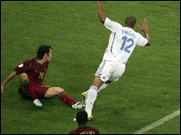 Ricardo Carvalho derruba Thierry Henry dentro da área portuguesa