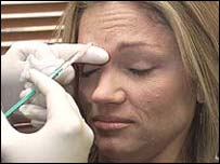 Mulher recebe injeção de Botox
