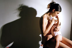 Elinor Carucci and her daughter