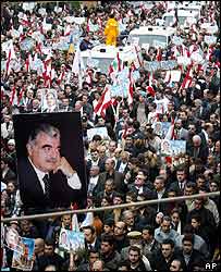 Libaneses lamentando a morte de Rafik Hariri