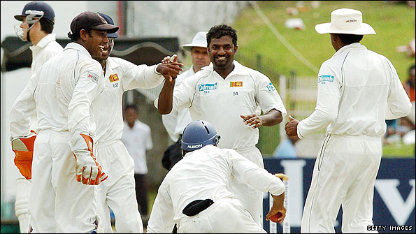 Muralitharan in action, December 2007