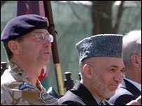 افغانستان میں تعینات نیٹو کے کمانڈر جنرل ڈیوڈ رچرڈز اور افغان صدر حامد کرزئی 