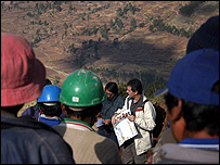 Fabrício Santos explica o projeto Genográfico para operários de origem Quechua no Altiplano Peruano, perto da cidade de Cusco (Foto: Pedro Paulo Vieira)