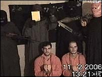 دو گروگان خارجی در عراق در کنار گروگانگيرها