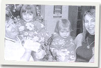 Y teulu yn cyflwyno'r siec