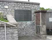 Cerrig o'r pontydd a adeiladwyd yn y dref ym 1821 a 1912 