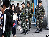 Lính Thái trên phố Bangkok