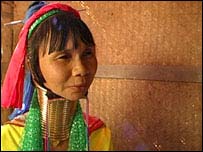 गले में छल्ला डाले कयान महिला