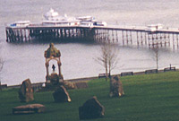 Y Fach a phier Llandudno islaw.