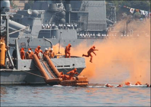 матроси стрибають з корабля