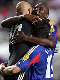 Barthez é abraçado por Patrick Vieira