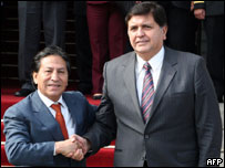 O presidente Alejandro Toledo e seu sucessor, Alan García