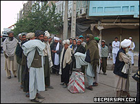 کارگران بازگشته از مزارع خشخاش، در انتظار تبدیل پول