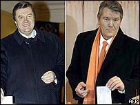 Oylarını veren Viktor Yanukoviç ve Viktor Yuşçenko