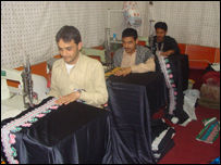 ډاکترجميل يوشمېرتکړه خياطان راټول اودافغاني ګنډنوکاورباريې پيل کړی دی. 