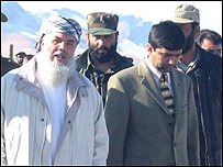 ميرويس صادق وزير هوانوردی افغانستان (سمت راست) در کنار پدرش اسماعيل خان والی هرات