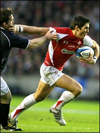 James Hook yn torri llinell yr Alban i greu y cais gyntaf