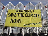 Membros do Greenpeace colocam faixa em Valência
